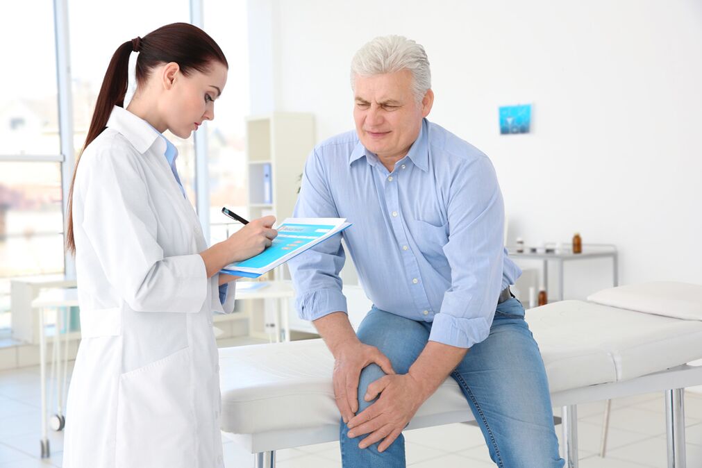 Bác sĩ kê đơn điều trị cho bệnh nhân viêm khớp gối