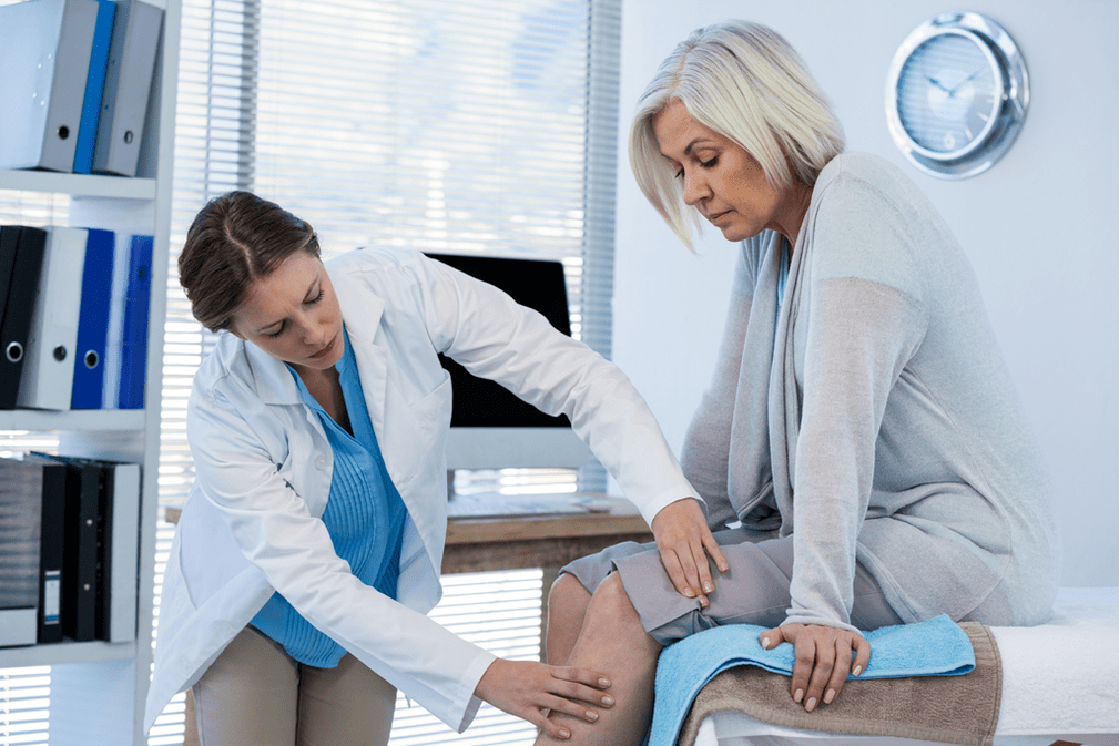 Bệnh nhân viêm khớp cần điều trị đang được bác sĩ thăm khám